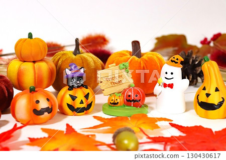 白色背景萬聖節背景與鬼魂和南瓜 白色背景萬聖節背景與鬼魂和南瓜 130430617