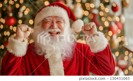 打扮成聖誕老人的日本男子麵帶微笑，揮拳 130431065