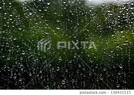 車窗上的雨滴 車窗上的雨滴 130431515
