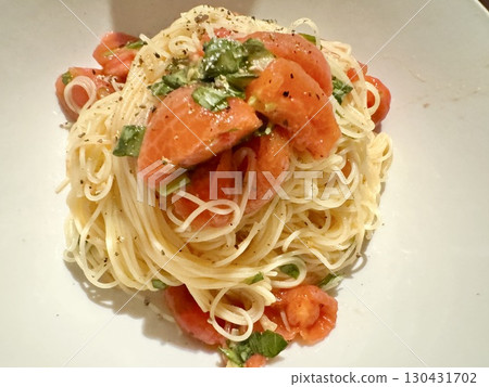 庫存照片: 冷的麵團用番茄和蓬蒿(Capellini) 庫存照片: 冷的麵團用番茄和蓬蒿(Capellini) 130431702