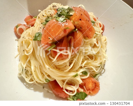 庫存照片: 冷的麵團用番茄和蓬蒿(Capellini) 庫存照片: 冷的麵團用番茄和蓬蒿(Capellini) 130431704