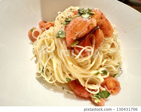 庫存照片: 冷的麵團用番茄和蓬蒿(Capellini) 130431706