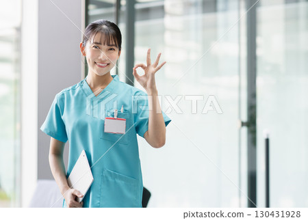 在醫院工作的年輕女醫生 130431928