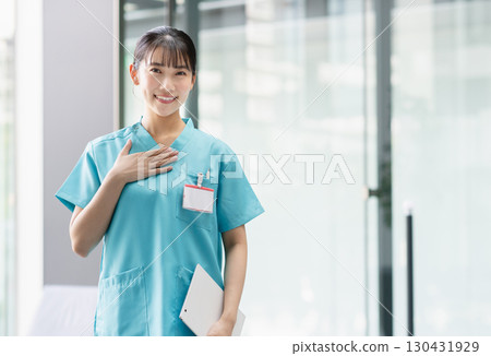 在醫院工作的年輕女醫生 130431929