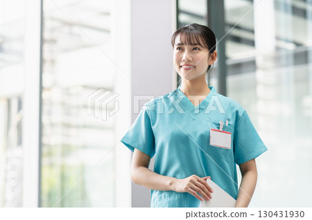 在醫院工作的年輕女醫生 130431930
