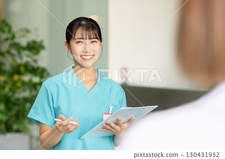 一位年輕的女醫生正在檢查病人 130431932