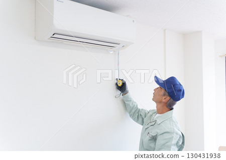 室內建築工人用捲尺測量 室內建築工人用捲尺測量 130431938