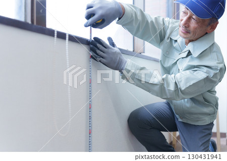 室內建築工人用捲尺測量 室內建築工人用捲尺測量 130431941
