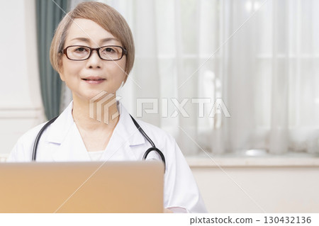 穿白大褂的女醫生，資深資深女醫生 130432136