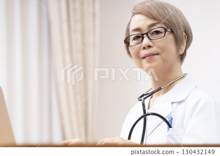 穿白大褂的女醫生，資深資深女醫生 130432149