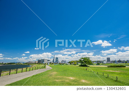 枚方市淀川公園枚方地區的夏日風景 130432601