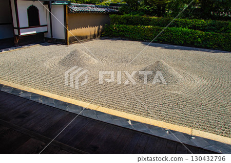 [Kyoto Scenery] Daisen-in Temple: A garden where white sand and rock formations represent life 130432796