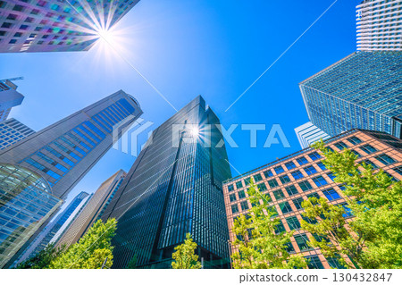 日本東京的都會景觀：一線希望…酷暑持續…放眼大手町辦公區及其他地區。邁向新時代 = 9月2日 130432847