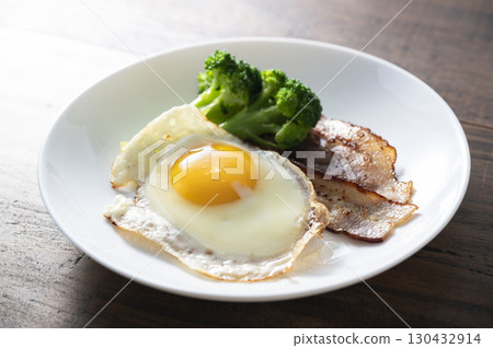 Bacon egg breakfast Bacon egg breakfast 130432914