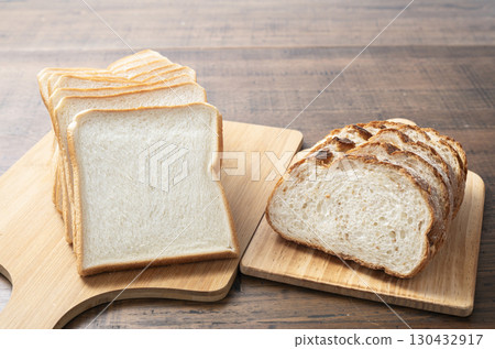 黑麥麵包和切片麵包 黑麥麵包和切片麵包 130432917