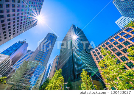 日本東京的都會景觀:一線希望…酷暑持續…放眼大手町辦公區及其他地區。邁向新時代 = 9月2日 日本東京的都會景觀:一線希望…酷暑持續…放眼大手町辦公區及其他地區。邁向新時代 = 9月2日 130433027