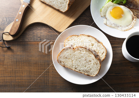 培根、雞蛋和黑麥麵包早餐 130433114