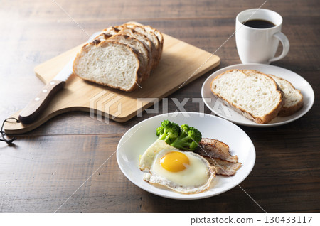 Bacon, eggs and rye bread breakfast 130433117