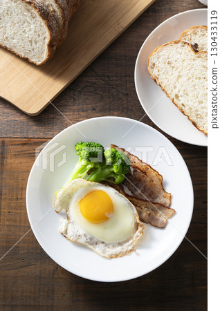 Bacon, eggs and rye bread breakfast 130433119