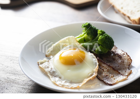 培根、雞蛋和黑麥麵包早餐 130433120