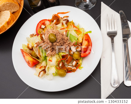 Portion of warm salad made of fresh seasonal vegetables and tender pork meat 130433152