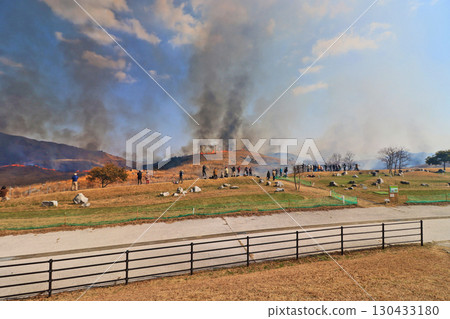 北九州市喀斯特高原平尾台的火山燃燒和遊客 130433180
