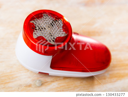 Handheld machine for removing fabric pills from garments 130433277