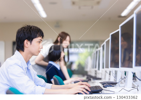 一個操作個人電腦的人 130433362