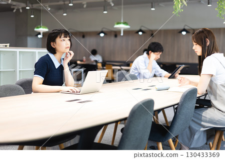 經營個人電腦的女性 130433369