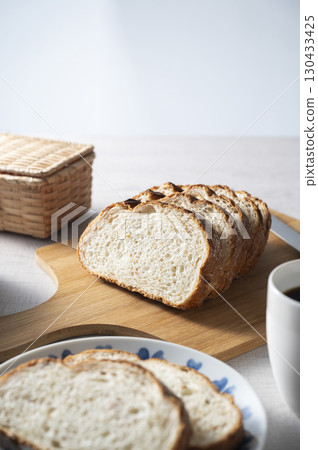 在黑麥麵包早餐 130433425