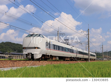 以夏空天際線為背景,鳴鳥特快車在三田車站附近行駛。 以夏空天際線為背景,鳴鳥特快車在三田車站附近行駛。 130433695