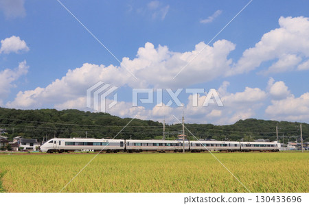 福知山線特快鶴鳥號在三田附近運行 130433696