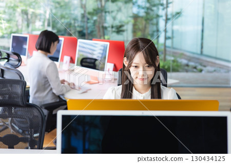 在辦公室工作的女商人 在辦公室工作的女商人 130434125