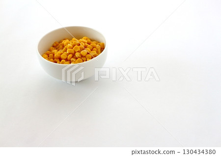 白色背景上的玉米粒 130434380