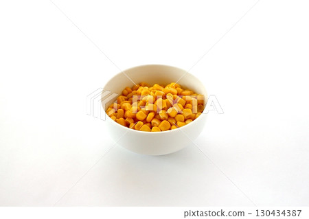 白色背景上的玉米粒 白色背景上的玉米粒 130434387