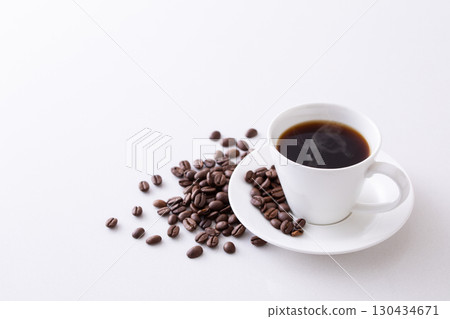 桌上的熱咖啡和咖啡豆 桌上的熱咖啡和咖啡豆 130434671