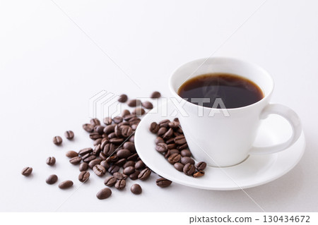 桌上的熱咖啡和咖啡豆 130434672