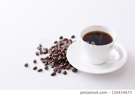 桌上的熱咖啡和咖啡豆 130434673