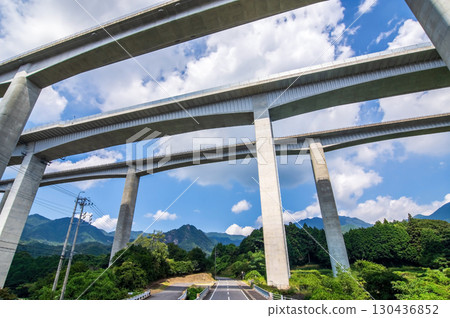 A junction in the sky: Kameyama Nishi JCT and Surigataki Bridge on the Shin-Meishin Expressway A junction in the sky: Kameyama Nishi JCT and Surigataki Bridge on the Shin-Meishin Expressway 130436852