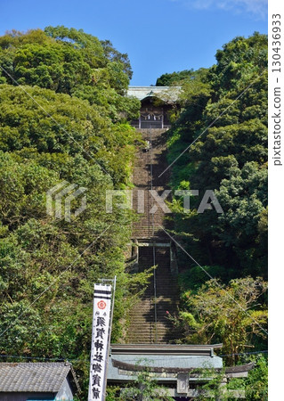 小城市須賀神社的陡峭石階 小城市須賀神社的陡峭石階 130436933