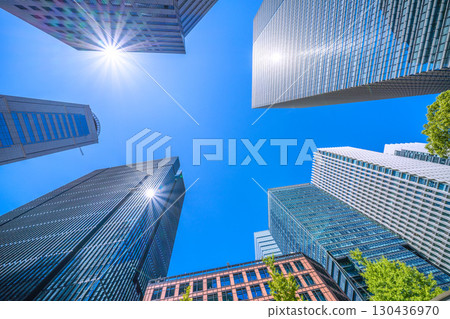 東京都會景觀新視野 3 鑽石在日本…酷暑持續…放眼大手町辦公區及其他地區。希望之光 = 九月 130436970