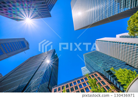 東京都會景觀新視野 3 鑽石在日本…酷暑持續…放眼大手町辦公區及其他地區。希望之光 = 九月 130436971