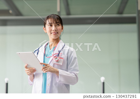 在醫院工作的年輕女醫生 130437291