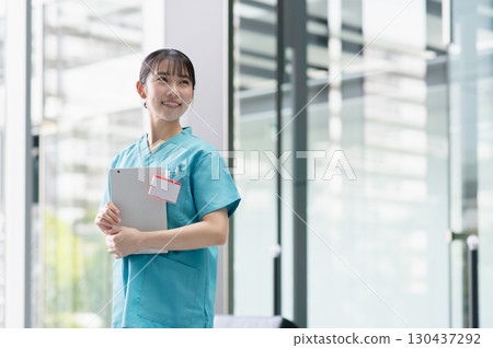 在醫院工作的年輕女醫生 130437292