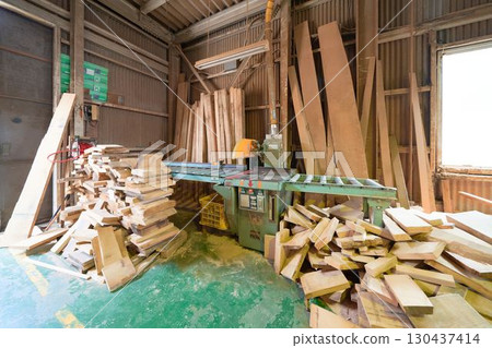 用於家具製造的木材和橫切鋸的車間視圖 用於家具製造的木材和橫切鋸的車間視圖 130437414