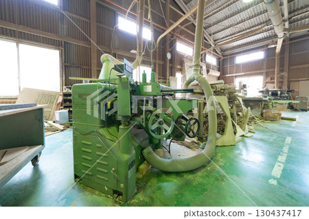 帶有用於家具製造的自動刨床的車間 帶有用於家具製造的自動刨床的車間 130437417