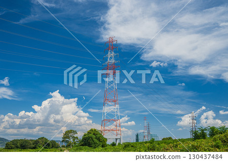 枚方市淀川河畔的輸電線塔 130437484