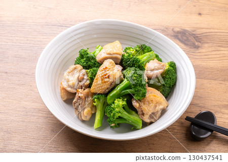Stir-fried chicken and broccoli with salt koji 130437541