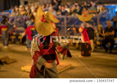 A woman wearing a straw hat and a hem-stitched kimono dances at the Nishimonai Bon Odori Festival in 2025 in Akita Prefecture. 130437547