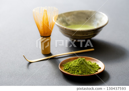 黑色背景上的抹茶圖像 黑色背景上的抹茶圖像 130437593